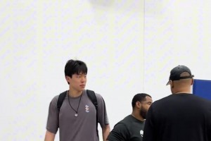 美女记者孟超：刚落地洛杉矶 来探班杨瀚森 希望小杨吃好喝好